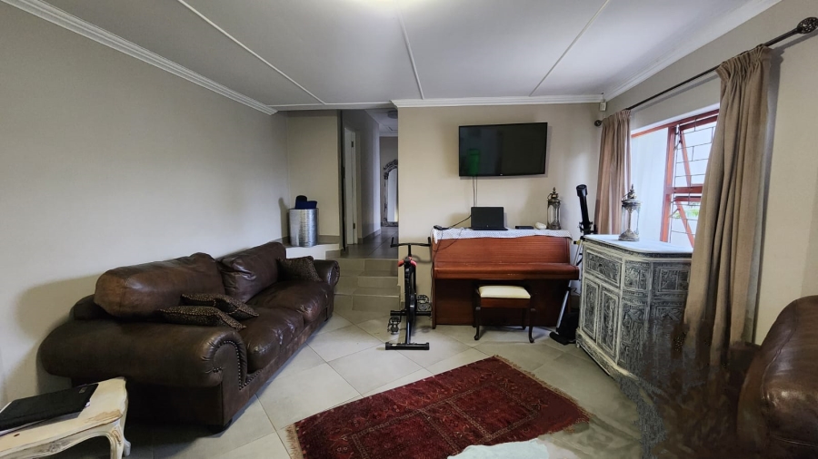 To Let 3 Bedroom Property for Rent in Loerie Park Western Cape